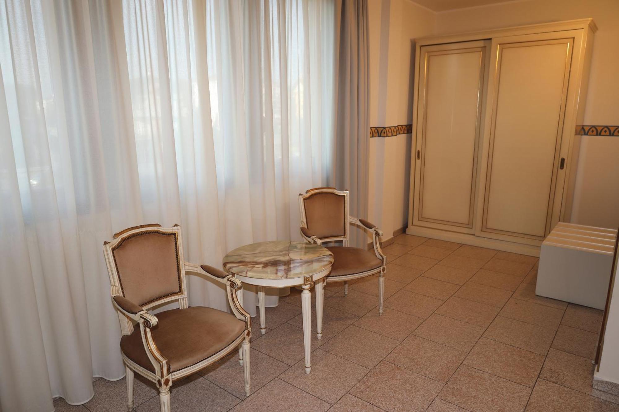 Hotel Ristorante Continental Osio Sotto Buitenkant foto
